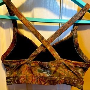 Women’s hunting apparel and 6 VAP 450 archery target arrows.